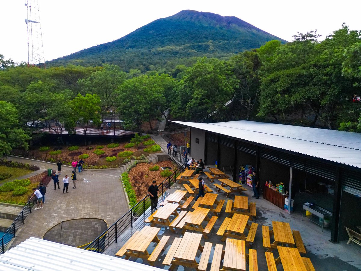 Karla_veron1's tweet image. Un nuevo destino turístico se abre para los migueleños en el sector de Placitas, San Miguel.
Hoy se entrega el renovado Parque de la Familia, un espacio ideal para la recreación, el senderismo y el encuentro con la naturaleza.
