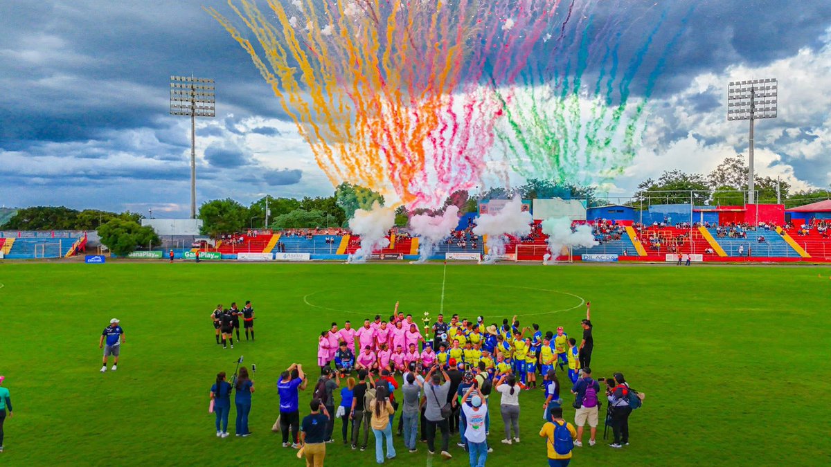 LaHuellaSV's tweet image. 🏟️⚽️ ÉXITO TOTAL EN ENCUENTRO DEPORTIVO DE CREADORES DE CONTENIDO EN SANTA ANA
El alcalde de Santa Ana Centro, @AcevedoGustavo_, destacó el encuentro deportivo entre creadores de contenido de San Miguel y Santa Ana.
Los santanecos se hicieron presentes al estadio Óscar Quiteño…