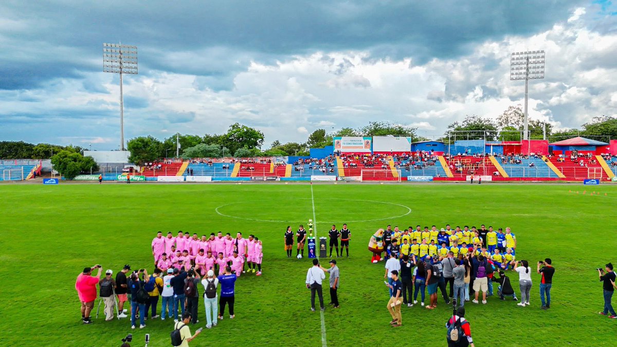 LaHuellaSV's tweet image. 🏟️⚽️ ÉXITO TOTAL EN ENCUENTRO DEPORTIVO DE CREADORES DE CONTENIDO EN SANTA ANA
El alcalde de Santa Ana Centro, @AcevedoGustavo_, destacó el encuentro deportivo entre creadores de contenido de San Miguel y Santa Ana.
Los santanecos se hicieron presentes al estadio Óscar Quiteño…