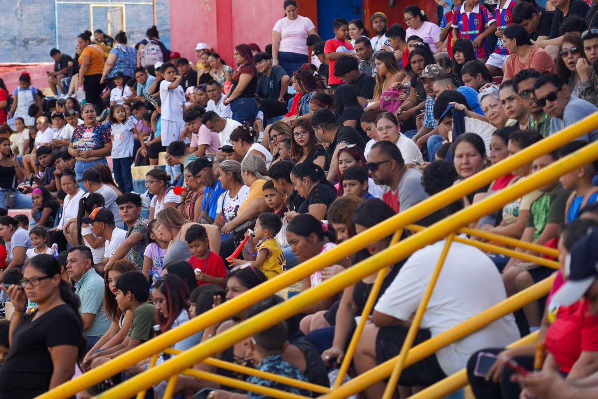 LaHuellaSV's tweet image. 🏟️⚽️ ÉXITO TOTAL EN ENCUENTRO DEPORTIVO DE CREADORES DE CONTENIDO EN SANTA ANA
El alcalde de Santa Ana Centro, @AcevedoGustavo_, destacó el encuentro deportivo entre creadores de contenido de San Miguel y Santa Ana.
Los santanecos se hicieron presentes al estadio Óscar Quiteño…