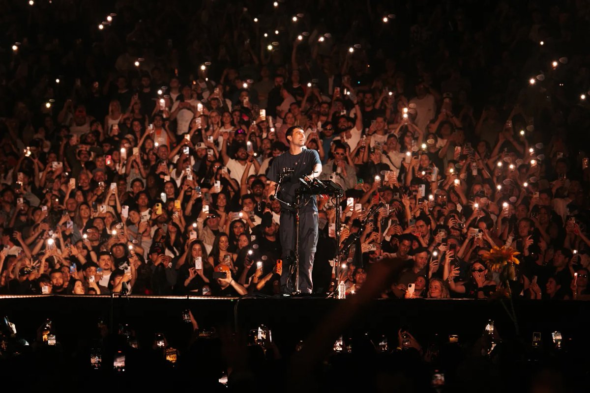 rollingstonejp's tweet image. 【𝐅𝐫𝐞𝐝 𝐚𝐠𝐚𝐢𝐧..】
#フジロック’25初日のヘッドライナーを飾ったFred again..(フレッド・アゲイン)
急遽、単独公演決定🔥
フレッド・アゲインとそのチームが語る、“親密なレイヴ空間”の舞台裏
▼記事はこちら
rollingstonejapan.com/articles/detai…
▼単独公演の詳細はこちら
smash-jpn.com/live/?id=4517…
