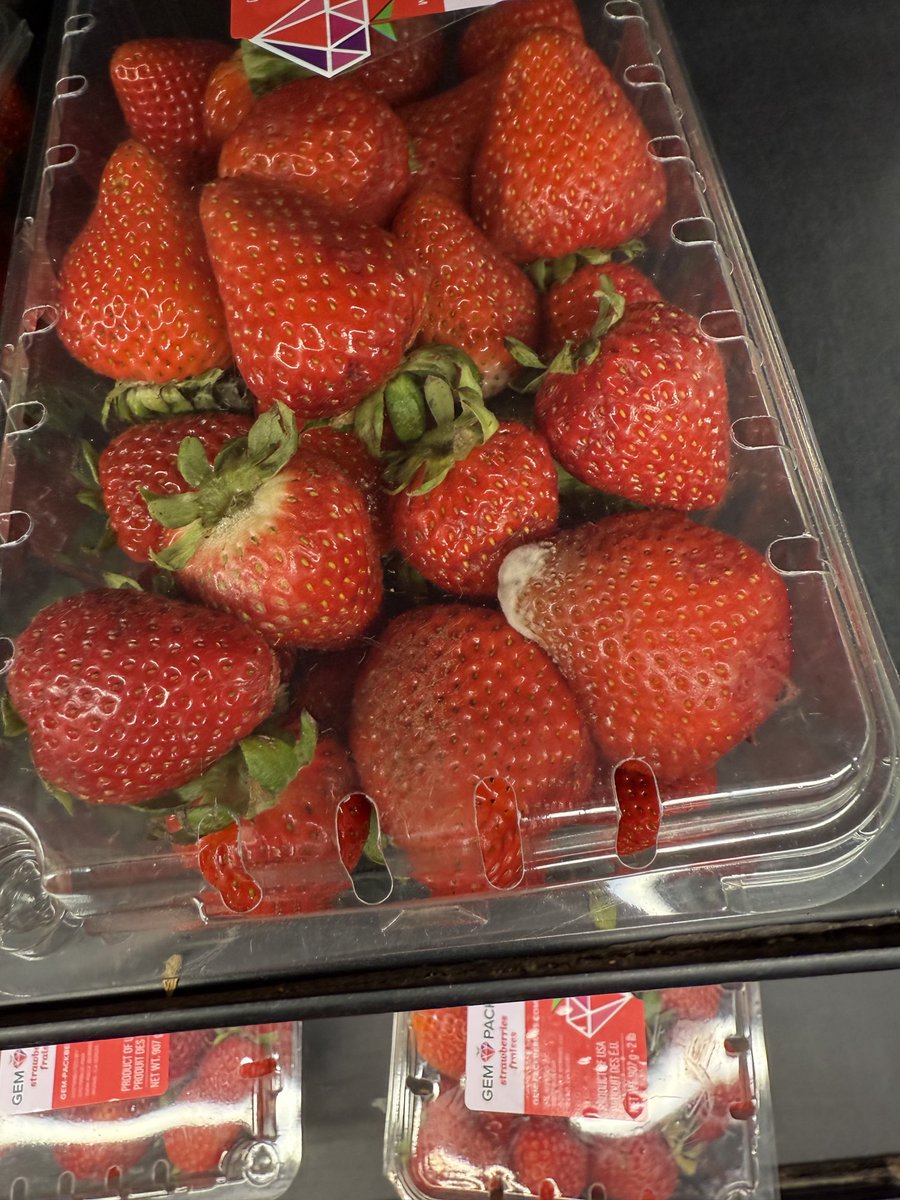 thebigtex915's tweet image. This bitch ass strawberry has more hair than I do π©