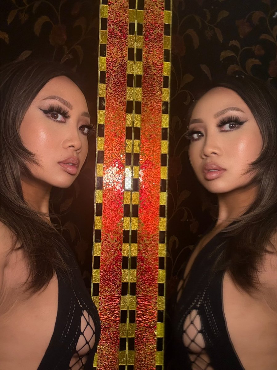 Look, don’t touch…. unless I say so. 😈💋