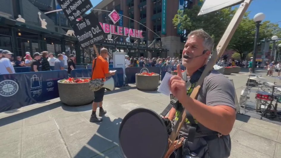 Baseball fans are frustrated as preachers with megaphones disrupt the Mariners game experience-city officials are reviewing noise concerns near the stadium.    yahoo.com/news/articles/…