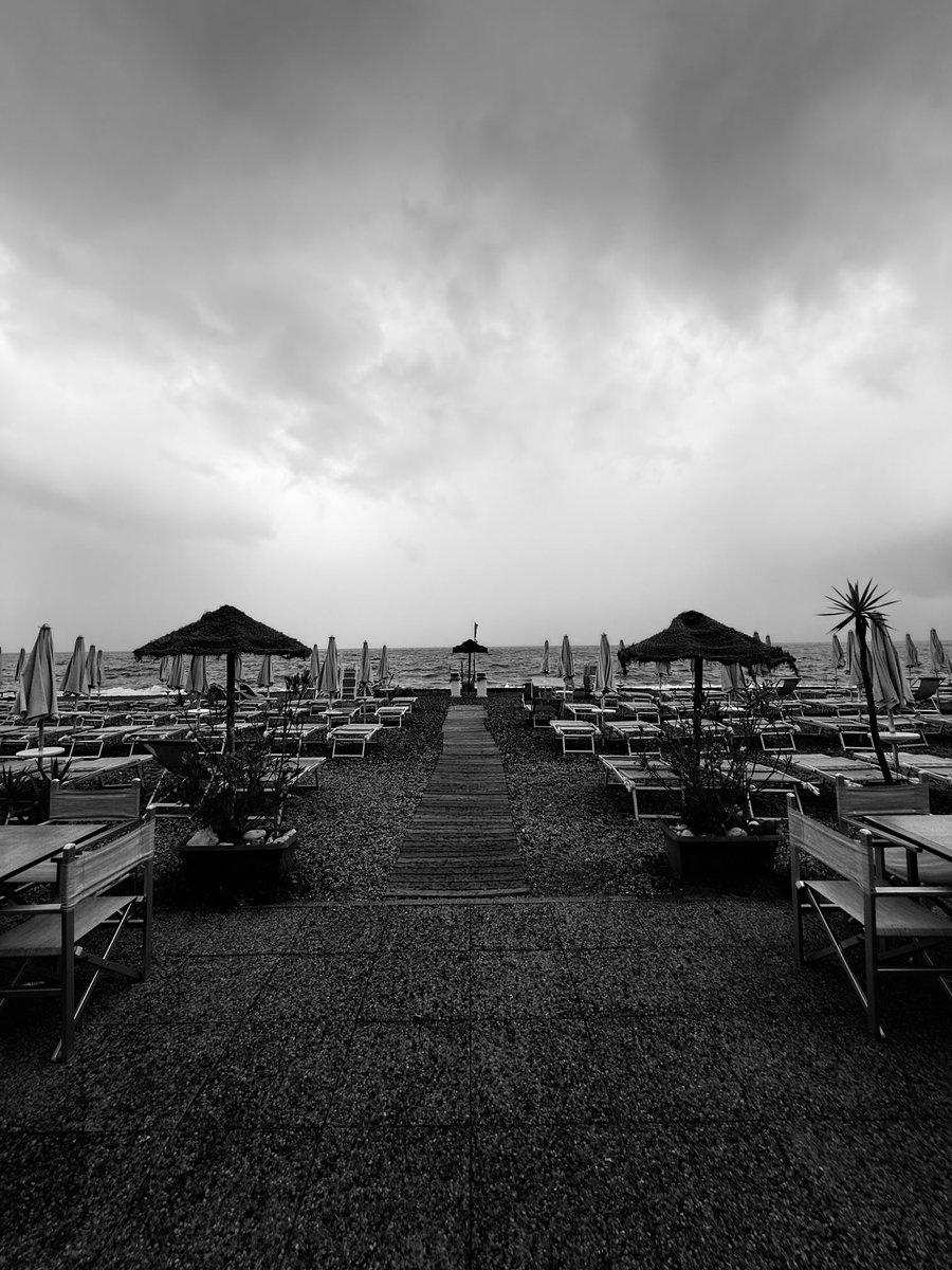 Alonein43672278's tweet image. #photography #blackandwhite #umbrellas #beachloungers #clouds