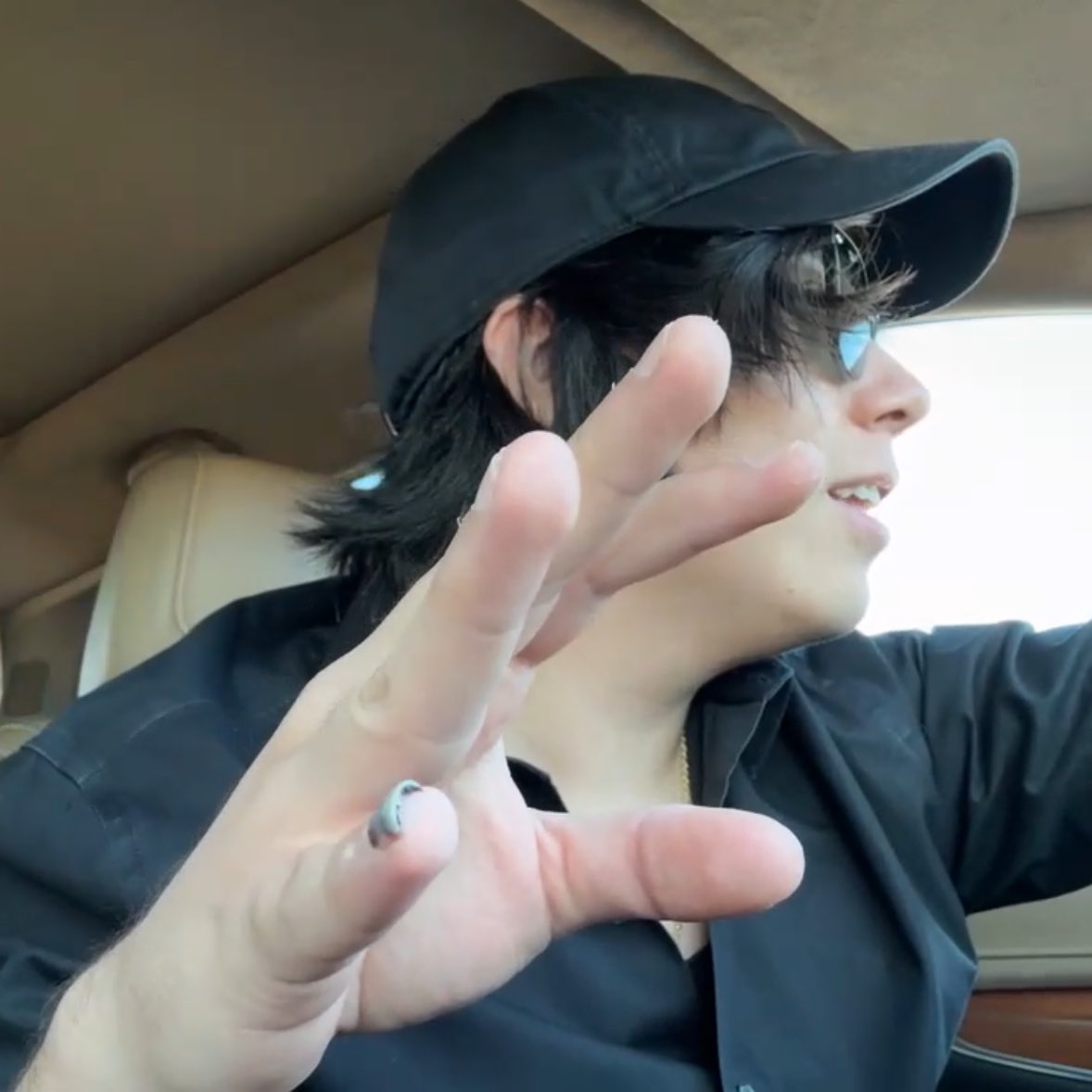 Ya la uña emo ya se hizo parte de su outfit JAJAJAJAAJ 🖤🥀