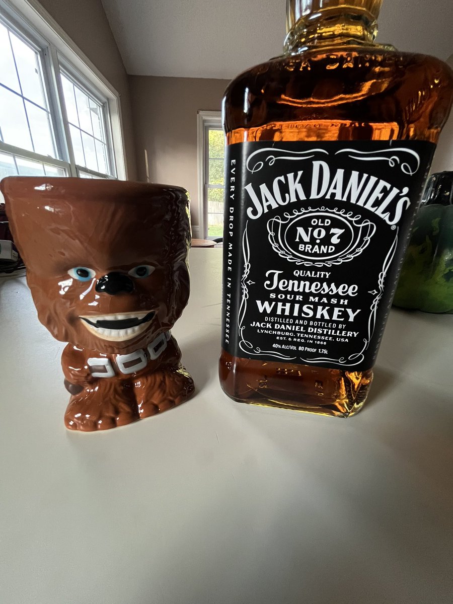 SnarkySnapleCap's tweet image. watching the star wars christmas special with the fellas
had to break out the fine china