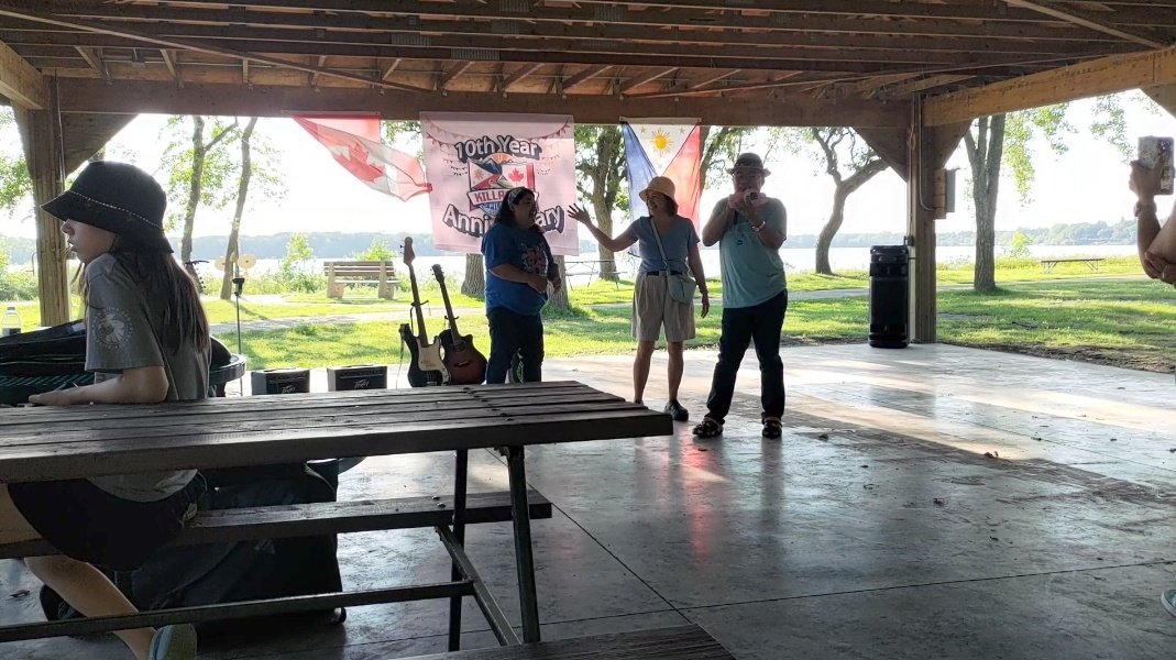 enbeeeh's tweet image. Filipino's in my community for 10 years. Free supper for everyone, music, karaoke, plenty of laughter. Great people