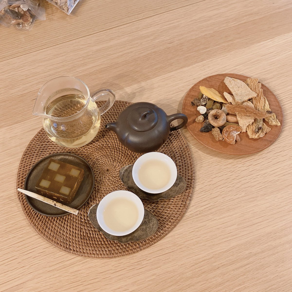 chihacenti's tweet image. おはよう茶。健康志向の高い方からいただいた素朴菓子がうまい。中国茶に合う。
家の用事で早起きしたので今日を仕事日にして月曜を休みにしようかなあ。