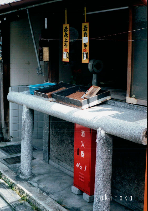 rapidag1's tweet image. 鶏肉店店頭　若鳥の上等と中等だけが出してあった　台はコンクリートの磨きだし　京都市内