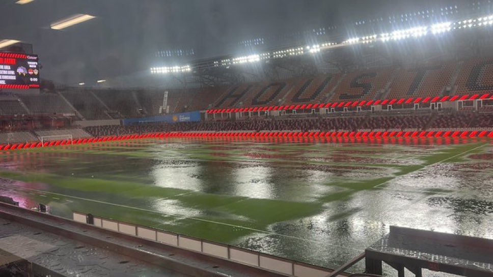 LAGalaxyFanTalk's tweet photo. 😮 This is what the field looks like in Houston. #LAGalaxy https://t.co/Aa08HytuoY