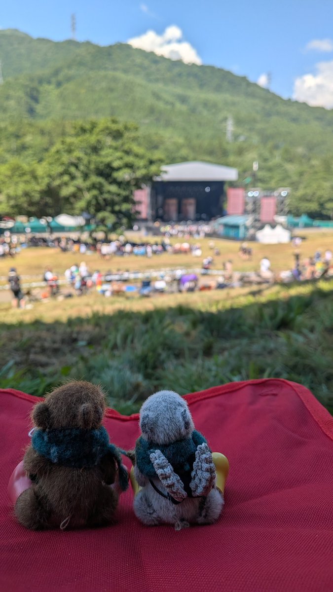 おはようございます、へえちゃんです
昨日はバタバタで落ち着いてスマホで写真が撮れなかったので、いきなり
#フジロック 2日目です
日差しがすごく暑くてテントにいられないので、早々に朝ごはんを食べて中に入ってきました
日陰でのんびり待機