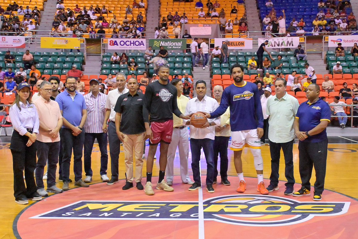 lnbrd's tweet image. El verdadero invitado🤩
El ministro de Deportes, @kelvincruzrd , nos acompaña hoy en el Juego 3 entre @MetrosSantiago e @IndiosSFM .
Agradecemos al @miderec_rd por su apoyo constante a #LaSuperliga 😎👌🏻