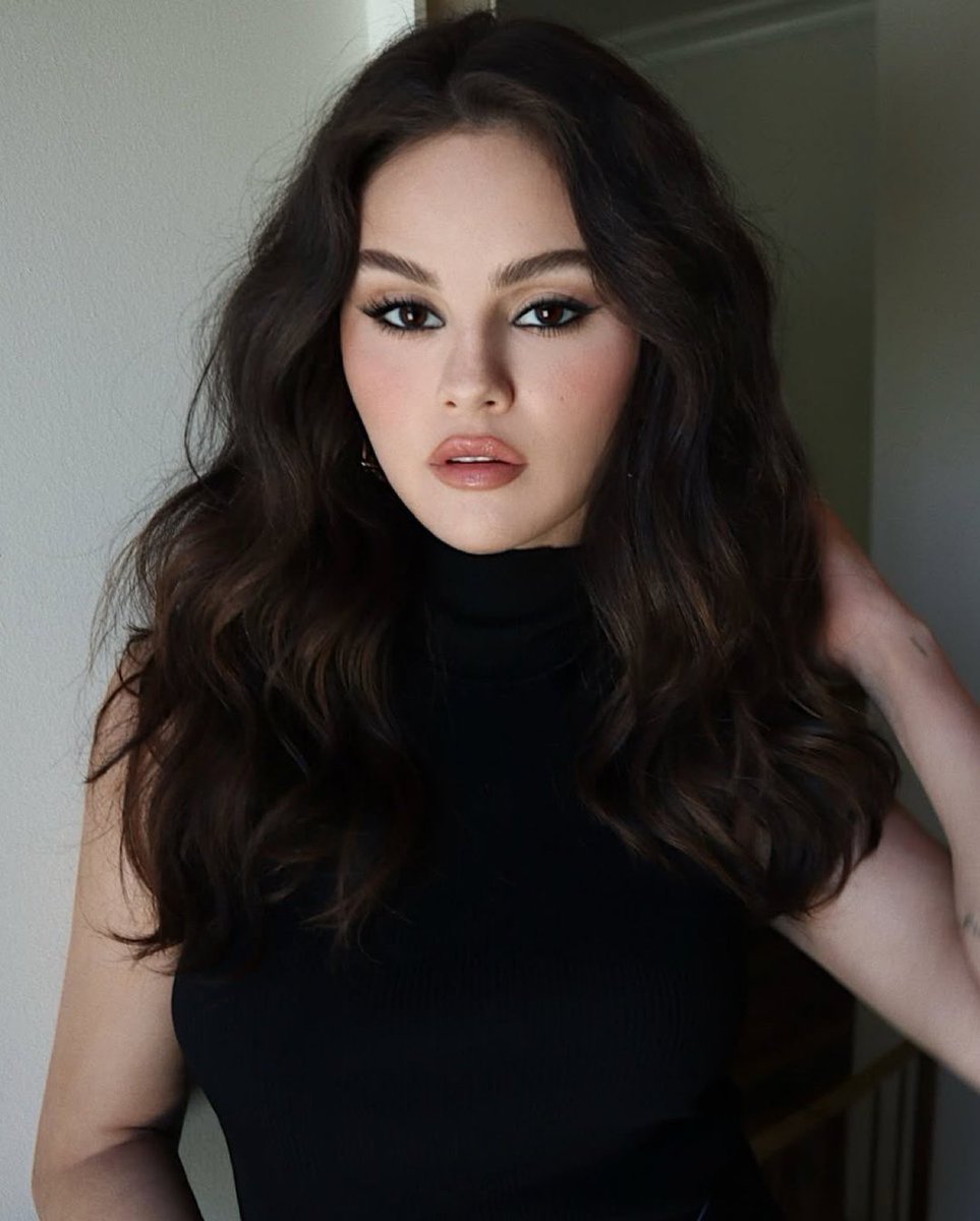 ThePopBakes's tweet image. Selena Gomez debuts new face in new photo.