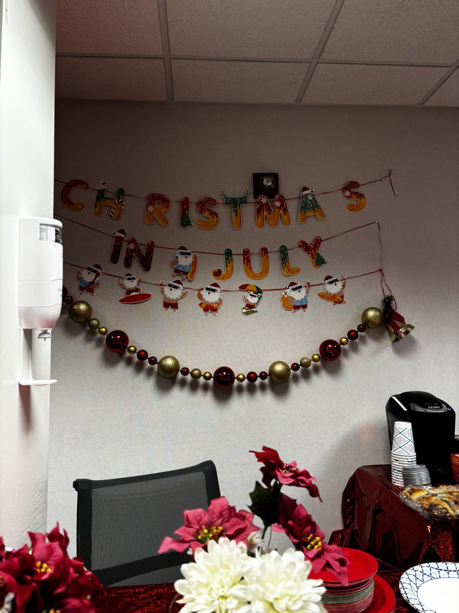 sylviescrunchie's tweet image. work is so unserious wdym we’re having a Christmas in July potluck today? 😭