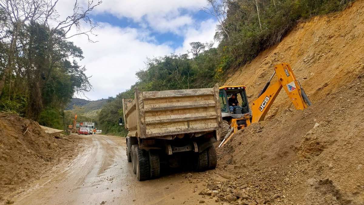 MIT_Ecuador's tweet photo. #Loja | Continuamos trabajando en la estabilización del talud en la vía Loja -Santiago (E35), sector Sayo, km 23.

Se destinó personal y maquinaria:

🚜1 excavadora
🚜1 cargadora
🛻3 volquetes
👷‍♂️Personal de microempresas
🛣️Habilitado un carril

#ElNuevoEcuador https://t.co/NZKUL6yL5a
