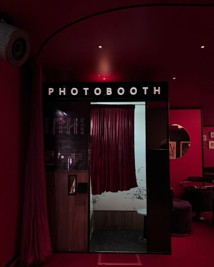 phootoo_'s tweet photo. Me + You 
Photobooth date ? https://t.co/9I5mj34QEz
