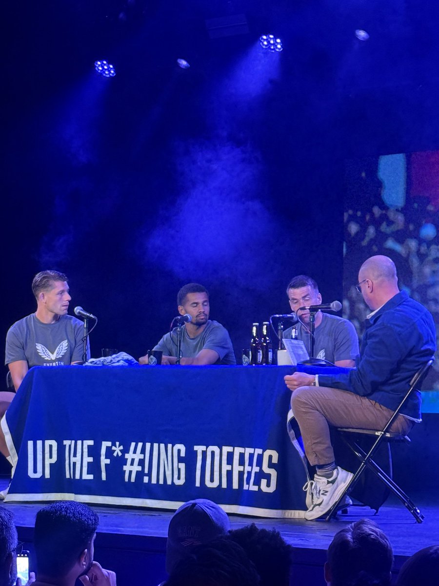 EvertonInUSA's tweet image. The first of our special guests this evening: James Tarkowski, Iliman Ndiaye and Seamus Coleman! 💙
@MenInBlazers