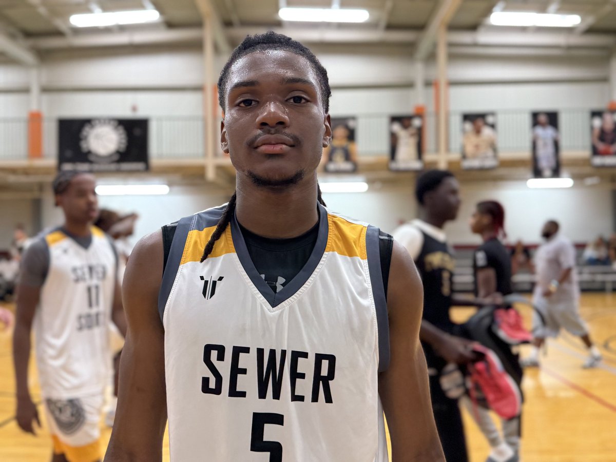 _joshtec's tweet image. 2027 G Jordan Wiseman (@JordanWis3man) continued his outstanding year with @SewerSouth (16U). Good length, athleticism at the guard spot. Got to the rim easily and finished a big-time dunk. Been consistent all spring and summer.