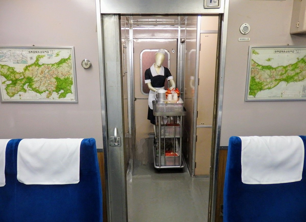 nomitetsu_north's tweet image. 子供の頃から好きだった一度嗅いだら忘れられない匂い。営団地下鉄の地上から階段を降りていく時の匂い、池袋西武デパートのエレベーターの匂い、冷房の利いた国鉄形のデッキと洗面所の匂い。
他にも何かあったような…
