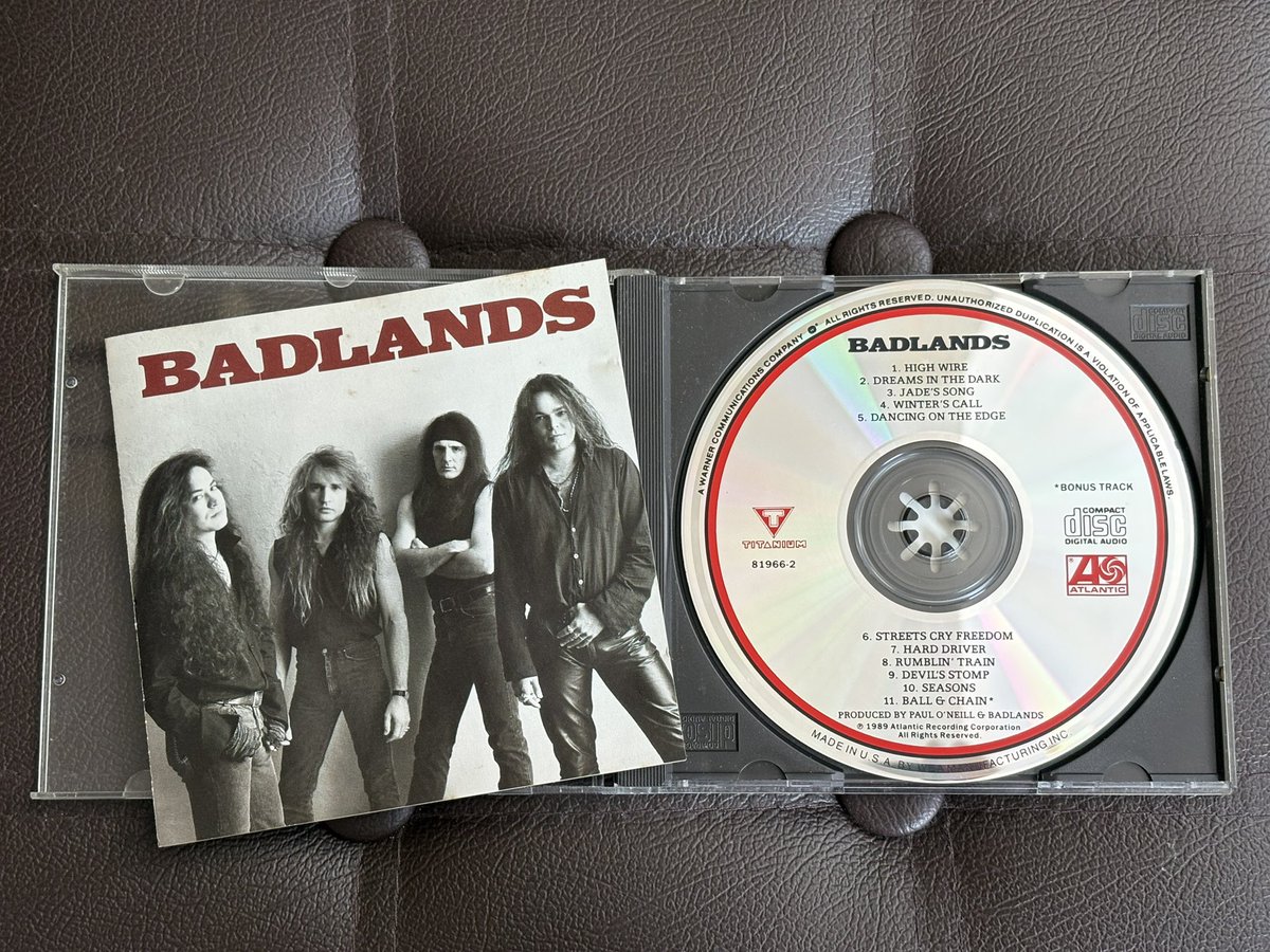 おはようございます
本日はこの作品でスタートです🎶

BADLANDS 
1st Album 

リリース当時は夏休みにヘビロテしてました🌻
そのため夏のイメージが強いアルバムです

お休みの方もお仕事の方も
素敵な週末をお過ごしください🤘😊
#NowPlaying