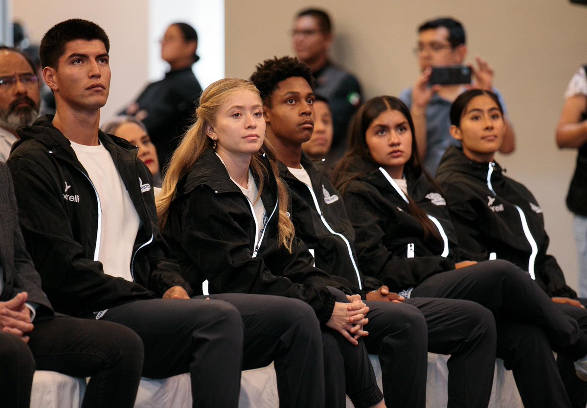 gobgente's tweet image. El talento y compromiso hace brillar a Guanajuato en el deporte. 💪🏻😎
Celebramos el abanderamiento de las y los atletas que representarán al estado y a México en los Juegos Panamericanos Junior Asunción 2025 en Paraguay. ⛹🏻♂️🏅
Felicidades a todas y todos. ¡Mucho éxito! 💙