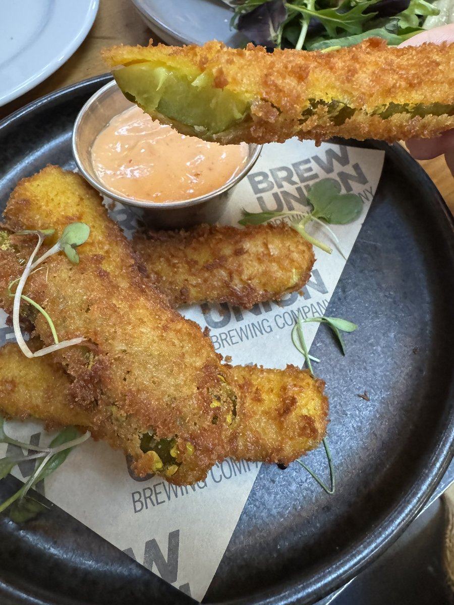 HdizzyDizzle's tweet image. Deep fried pickles are great and you can’t convince me they are not.
