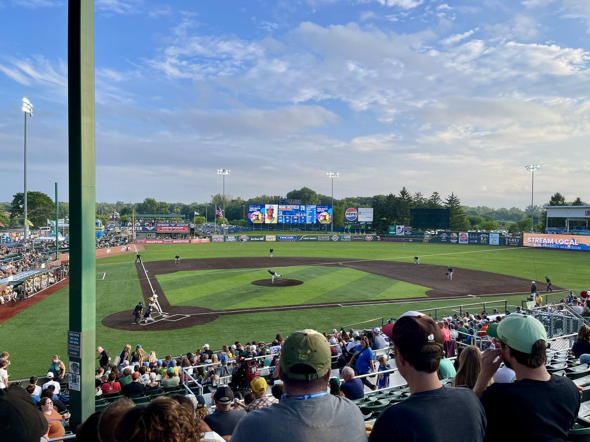 CamHopmanWx's tweet image. It’s a beautiful night for a ballgame. @MadisonMallards