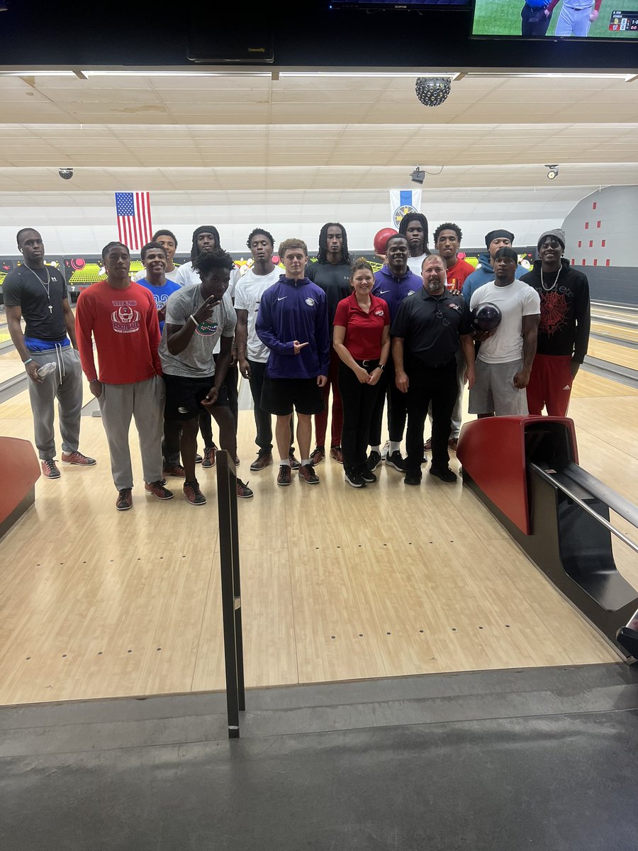 CatchitPat's tweet image. Thank you  “The Lanes at El Bowl” in El Dorado for hosting the Wideout Members before camp! 🎳 @ButlerGrizzlyFB 

#BDG🚪 #CountOnMe #BUCO🐻