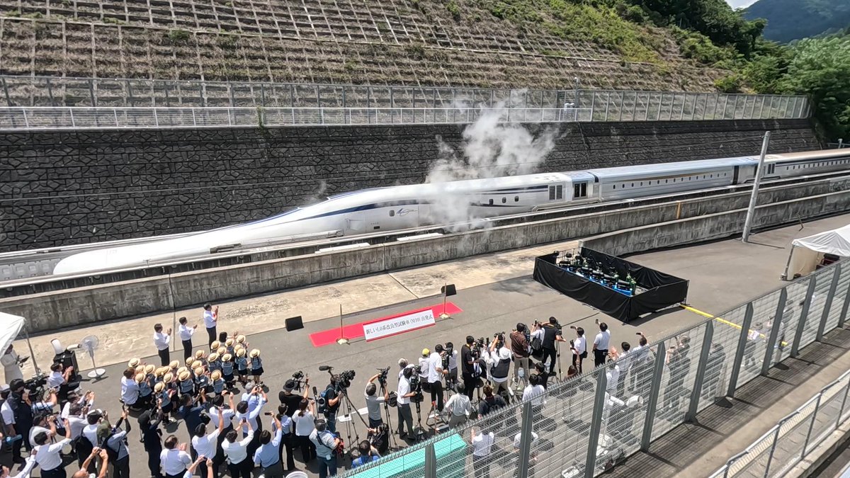 YamanashiLinear's tweet image. 昨日、新しいL0系改良型試験車(M10)の出発式が開催されました!M10は現在のL0系改良型試験車を更にブラッシュアップさせた車両です!本日はリニア走行試験日!是非見学センターでご覧ください!
※走行試験は予定を変更する場合もございます。
#M10 #リニア #リニア見学センター