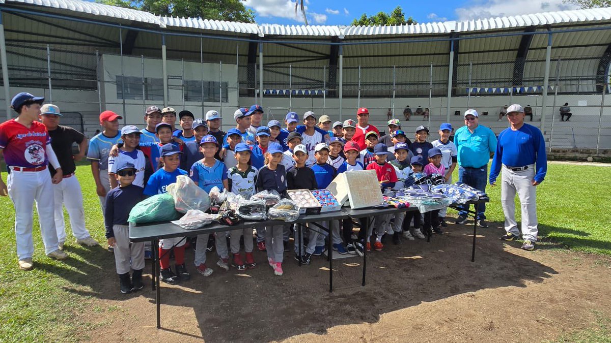 #Béisbol⚾️🇸🇻 La Federación Salvadoreña de Béisbol, encabezada por su presidente Jorge Cabrera, realizó hoy una entrega de material deportivo para la Academia de Santa Ana, en el Complejo Indes, antigua Finca Modelo, del Departamento occidental.