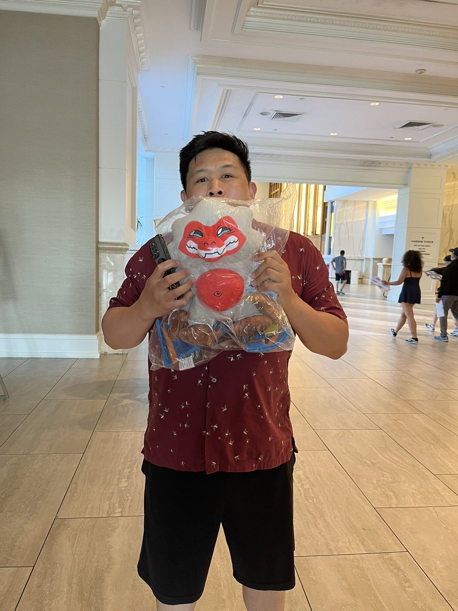 SD_Comic_Con's tweet photo. Congrats to @Justanthony626 @GrandpaStern on finding the prize! https://t.co/iDfUPhrSVZ