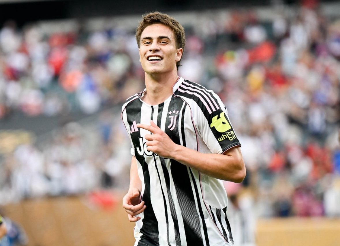 FabrizioRomano's tweet image. 🚨🇹🇷 Despite approaches from two Premier League clubs ready for big proposals, Juventus have no plans at all to sell Kenan Yildiz.

He’s key part of the project and new deal is already under discussion. ⚪️⚫️🔐

🎥 youtu.be/woiMxxHjWMA