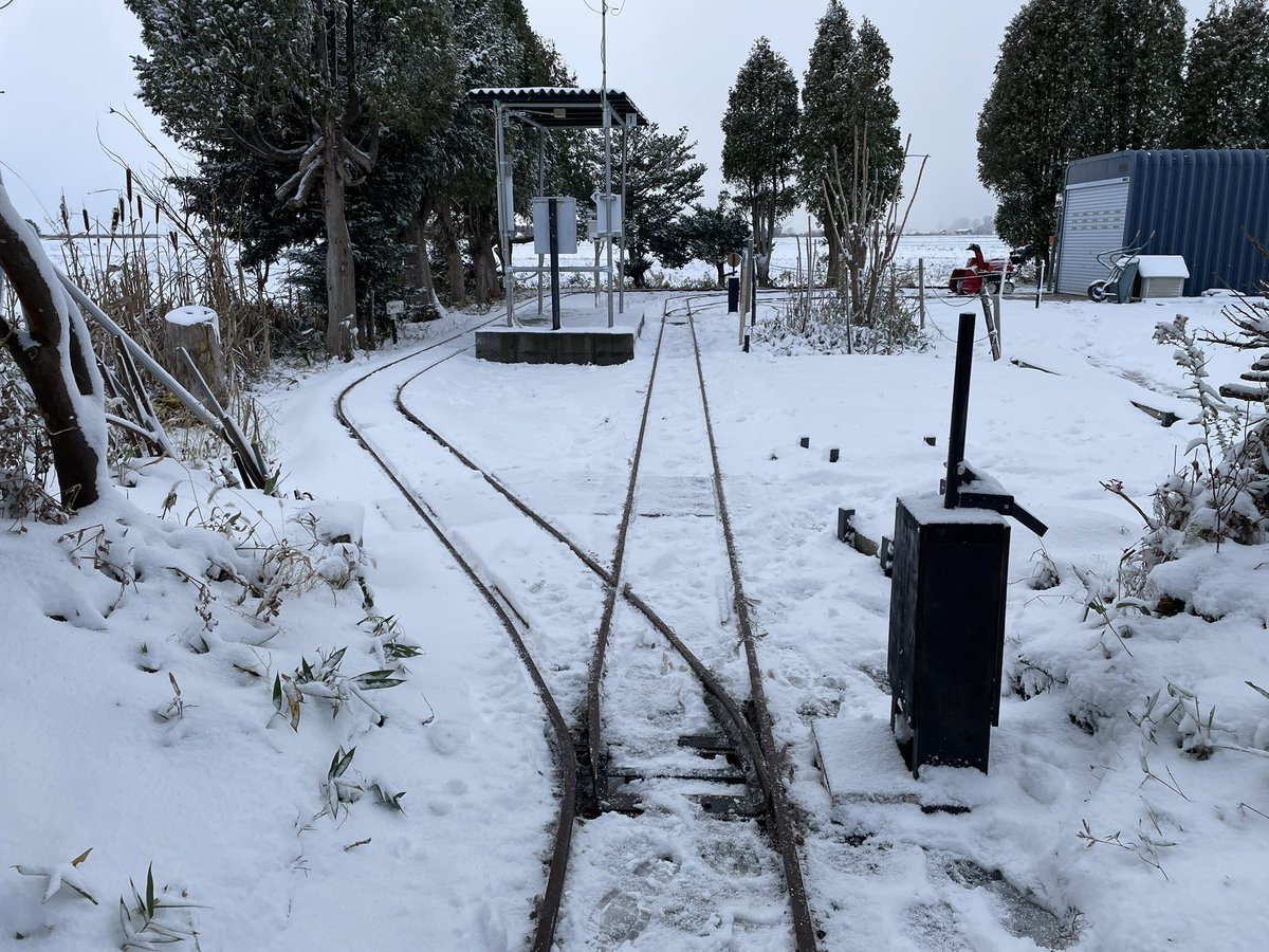 iwamizawa46's tweet image. 北海道も暑い日が続いています。
気分だけでも涼しくなれば…
雪の降り始め、11月頃の南赤川駅。
列車は雪の影響により空転が発生→過電流→止まる→走行困難!
の繰り返しです。ポイント部分はお湯をかけて融雪します。