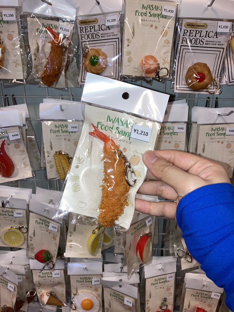NagasakiScience's tweet image. 🆕#サイエンスショップ 販売グッズ📢
夏の特別展示 第一弾「#食を科学する 」関連のさまざまな食品サンプルのグッズを販売中👀✨
サンプルはお盆時期、お仏壇へ供えるのも良いかもしれません☺️🌟
🟠人気はストラップ・キーホルダー
🟠香りつきキャンドル🕯️
🔵 1回100円のスーパーボールくじも入荷