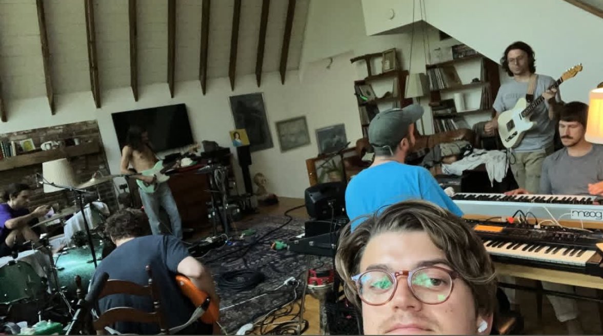 updatingkeery's tweet image. A new photo of Joe while working on ‘Iron’ with @postanimalmusic!
📸: @djotime via Instagram stories