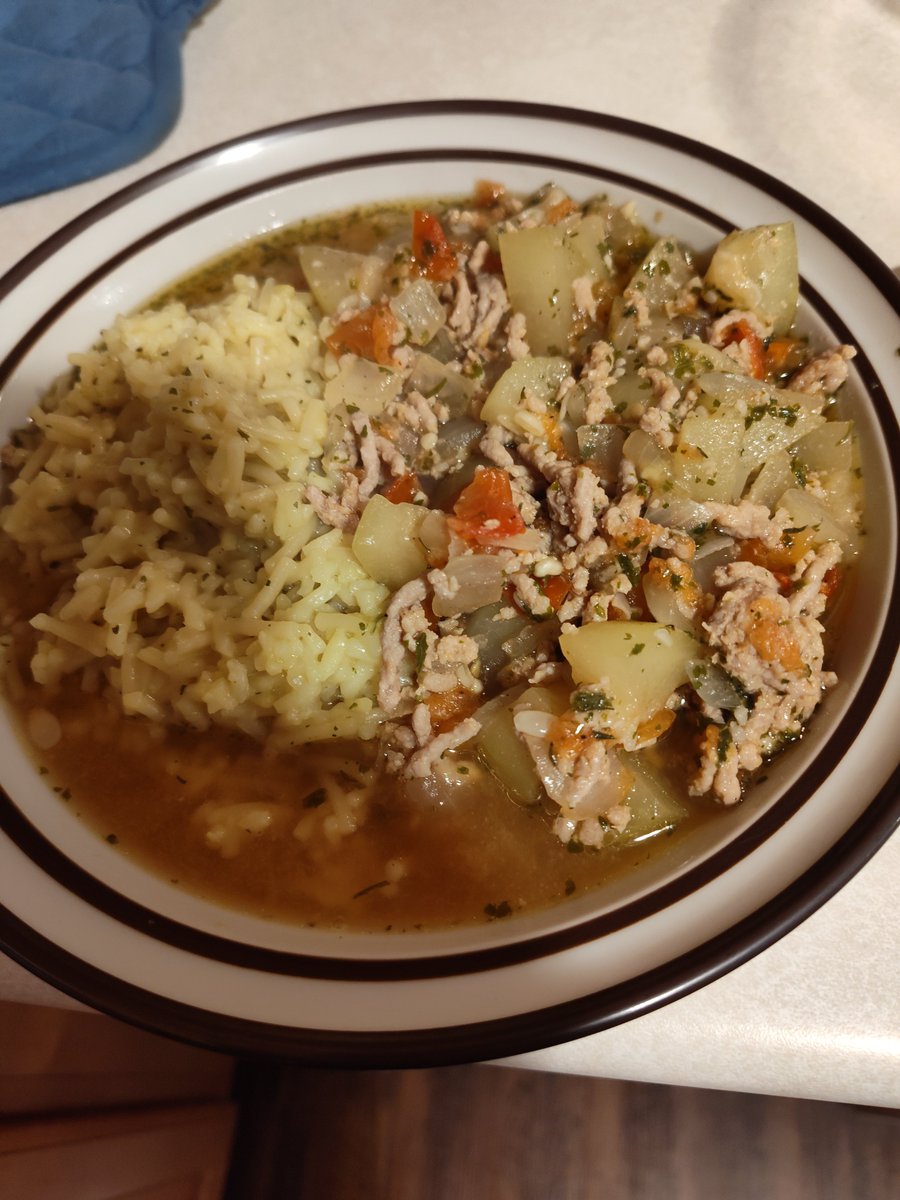 TheMRR7's tweet image. Spending my first weekend off the road since early May (with 3 straight days of typing basketball notes ... &amp;amp; watching DDD), so I decided to try my hand at making Ginisang Upo (a Filipino stew of upo (aka opo) squash, ground pork, tomato, onion, garlic, parsley, broth, parsley, &amp;amp;…