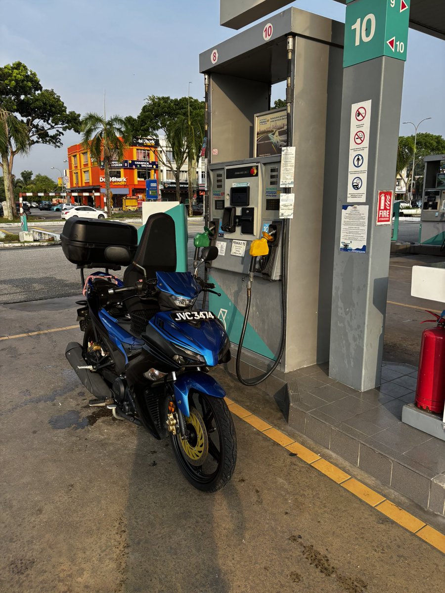 hafizhaslan's tweet photo. Tak pernah pernah pergi cashier bayar minyak, Swipe card dah angkat nozel sekali  minyak tak keluar, pergi cashier diorg cakap kad untuk ron97 saja, udah kena bayar pakai qr untuk isi ron95😌 https://t.co/mzGTdlLqS7