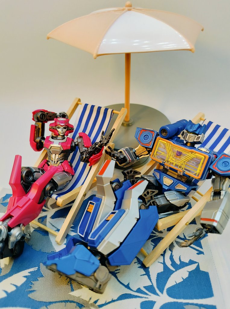 ZelleZeion's tweet image. Discussing the need for a TFOne sequel by the beach #Transformers #TFpics
