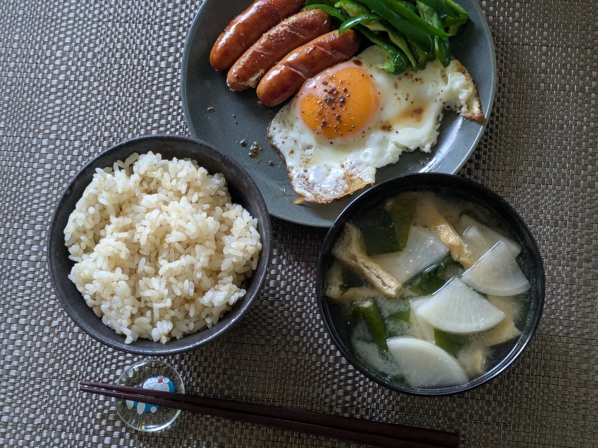 bunta93's tweet image. 朝めし。いろいろ見ないフリして、今日は休むことにした。なので気合い入れる必要はありません。