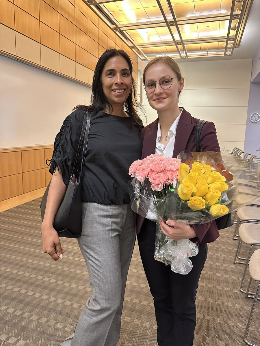 snbhatia's tweet image. Introducing Dr. Kasia Grzelak! Shocking us all w bioelectricity ⚡️