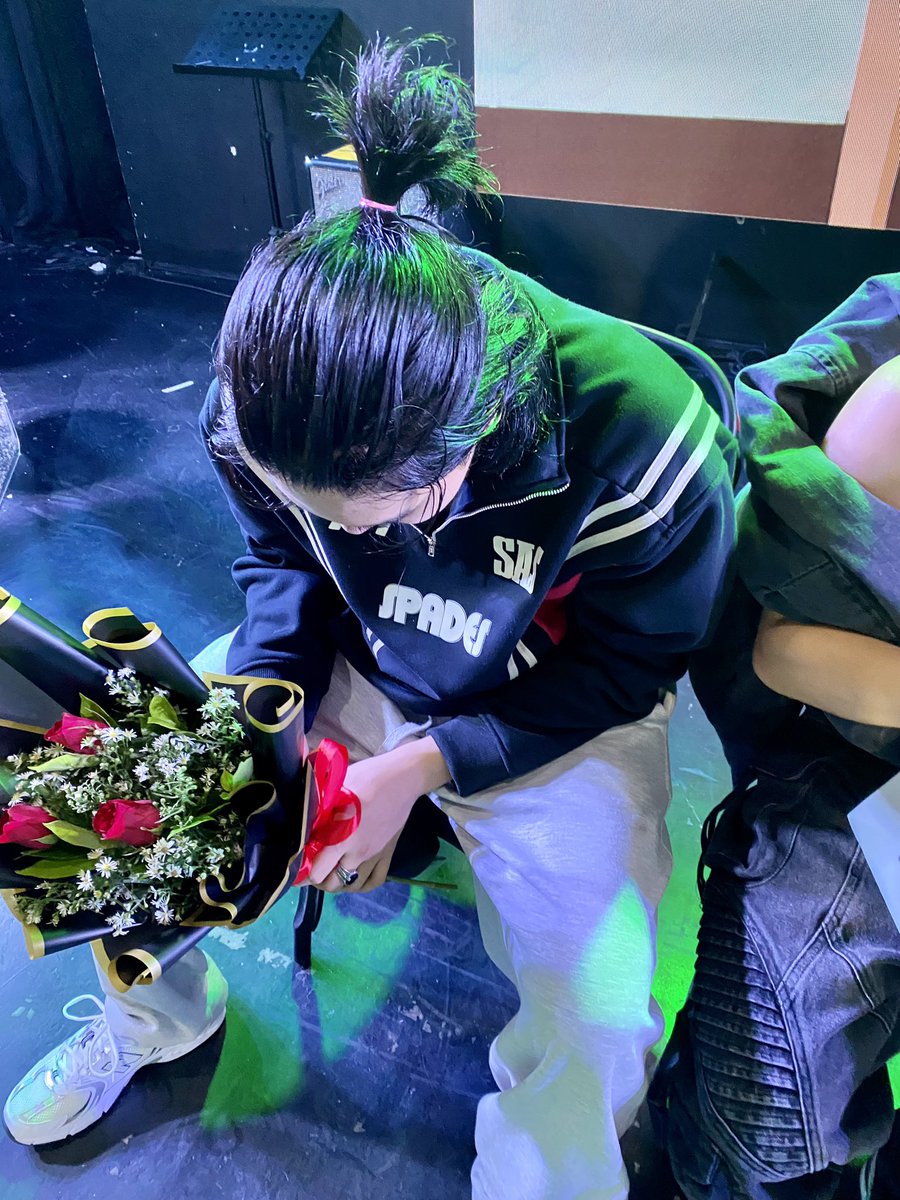 TATOC0RNER's tweet image. thankss so much kung sino man po ang nag bigay kay rji! cutieee huhu ilang beses niya pang inamoy yung flowers 🫶🏼
#TambayALAMATsaVC #ALAMAT #ALAMAT_RJI
