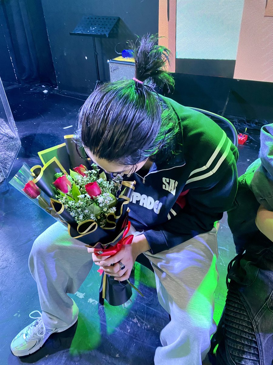 TATOC0RNER's tweet image. thankss so much kung sino man po ang nag bigay kay rji! cutieee huhu ilang beses niya pang inamoy yung flowers 🫶🏼
#TambayALAMATsaVC #ALAMAT #ALAMAT_RJI