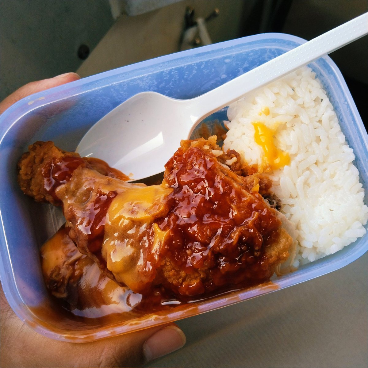 aktuariAz's tweet image. dibekalin ayam ricis tp lupa bawa sendok, untung ada penjual yg baik hati dimintain sendok