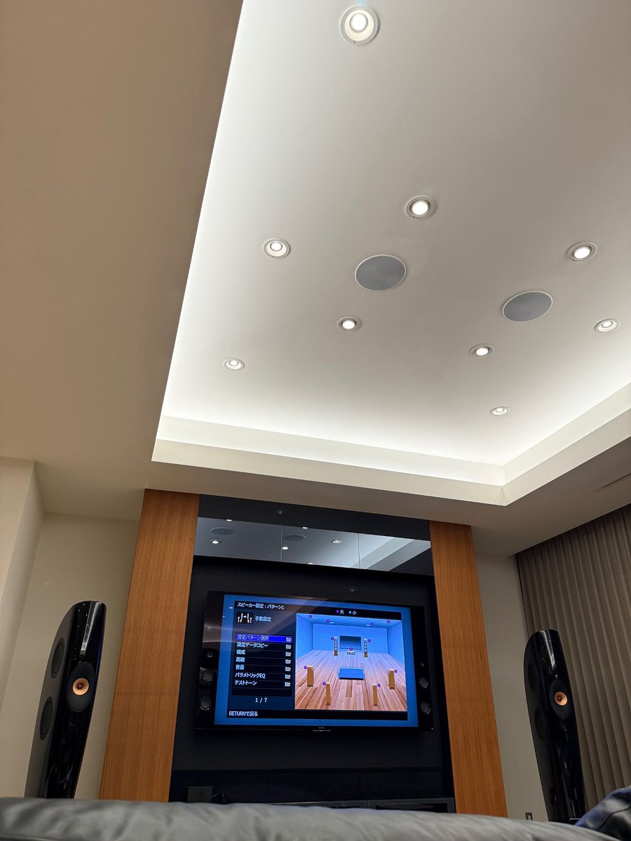 KEF / BLADE ONE Metaご納品させていただきました。圧巻の広さのリビングにも、その堂々たる佇まい。広い音場ながら、緻密な定位感。不要な高周波エネルギーは微塵も感じられず、低域の豊かさに包まれました。KEFの掲げる「芸術と化学の融合」。オーナー様の生き様のようでした。有難うございました。