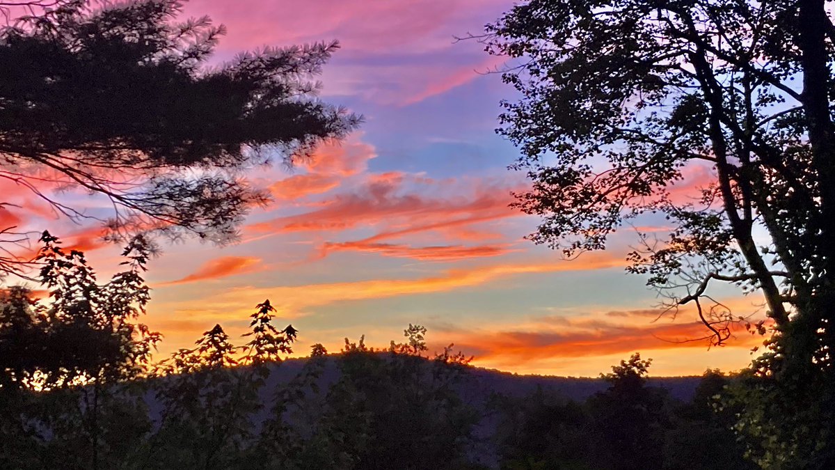 mark_tarello's tweet image. WOW! Stunning sunset seen tonight from Endicott, New York. #Sunset #NYwx