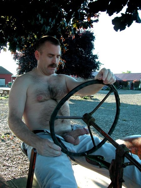 bruce_daddy99's tweet photo. Daddy working on the farm https://t.co/gkLWt30Z68