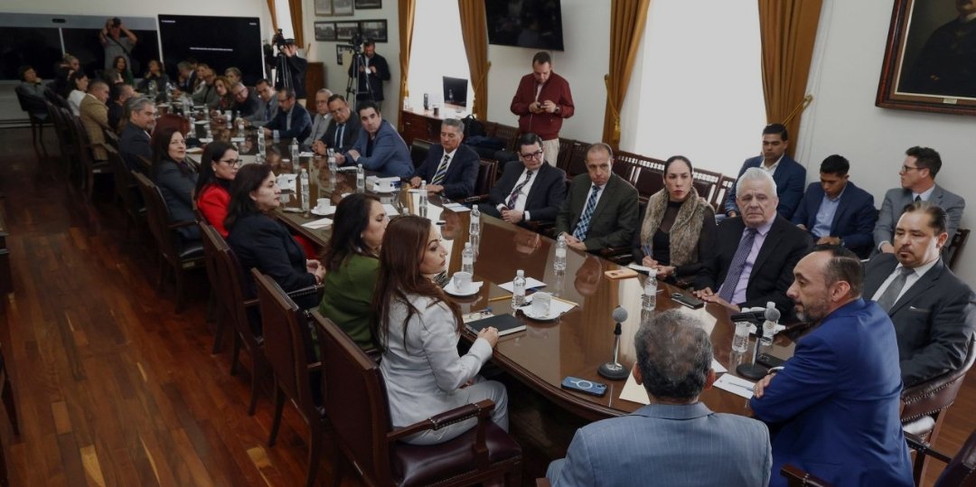 marcatextos's tweet image. #BuenasNoticias
El pasado día 18 se dio a conocer que ocho días antes, Rubén Rivera Torres dejó la cárcel, luego de 14 años de estar en ella por un delito que no cometió, pero que fue torturado por elementos de la Fiscalía del Estado y la Secretaría de Seguridad para declararse…