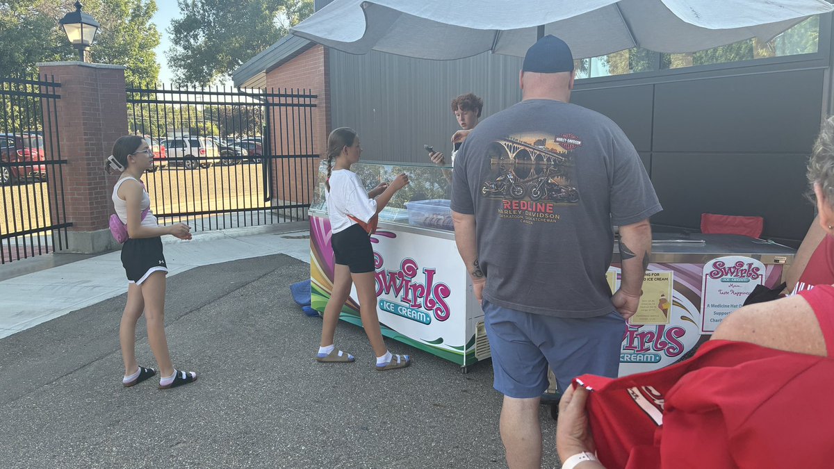 mhmavericks's tweet image. While our customary food trucks are at the Stampede, Swirls will never leave ya hangin’! 🍨
Check out all their frozen treats on the concourse!
@BrokerLinkCA | @wcbleague