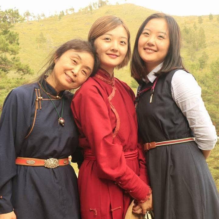 Сүм хийдийн өмчлөл өөр нтр гэсэн өнцөг ч гаргаад ирсэн байх шиг. 
Энэ Аглаг бүтээлийн хийд бол сүсэгтний хандиваар боссон зүгээр мөргөлийн газар, шүтээний сүм огт биш. Хоёр урлаач хүний тэгээс эхэлж өөрсдийнхөө санаачилга,  ур ухаан, сэтгэл зүтгэл хөрөнгөөр босгосон 1 гэр бүлийн